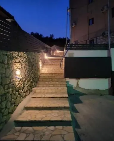 Amelia Luxury Nikiana